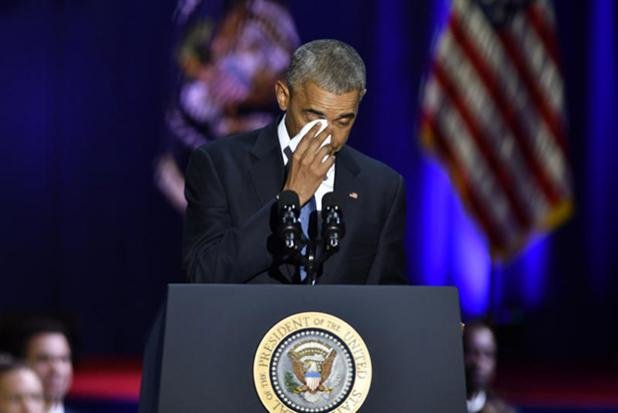 Tổng thống Barack Obama lau nước mắt sau khoảnh khắc xúc động khi nói về vợ mình trong lúc phát biểu từ biệt kết thúc nhiệm kỳ ngày 10-1 - Ảnh: Bloomberg