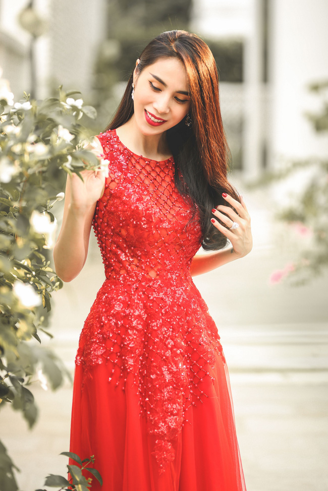 Thuỷ Tiên đẹp nuột nà trong loạt trang phục đỏ rực đón Tết - Ảnh 3.