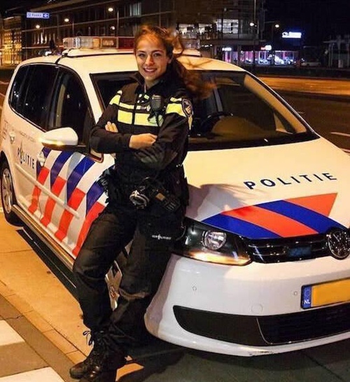 Nữ cảnh sát sexy khiến cộng đồng mạng &#34;phát sốt&#34; - 3