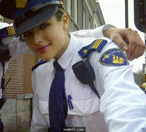 Nữ cảnh sát sexy khiến cộng đồng mạng &#34;phát sốt&#34; - 2