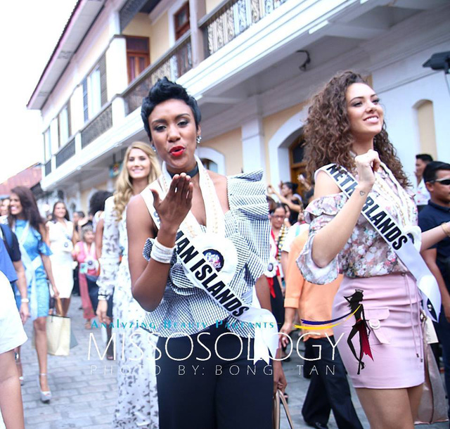  Trước đêm trình diễn thời trang ở Vigan, các thí sinh của cuộc thi Hoa hậu Hoàn vũ lần thứ 65 đã đi thăm quan thành phố Vigan ở Ilocos Sur. 