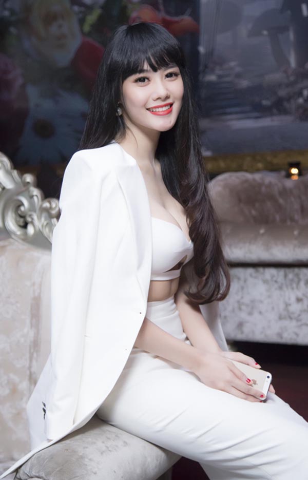 Tháng 02/2016, Linh Chi âm thầm chấm dứt hợp đồng độc quyền với công ty Venus. Phải sau đó 3 tháng, cô mới chính thức lên tiếng xác nhận không còn làm việc cùng Vũ Khắc Tiệp.