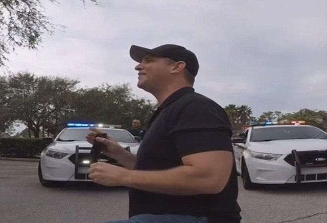 Jason đã nhờ một số cảnh sát thuộc quận St.Johns ở Florida tham gia vào màn cầu hôn