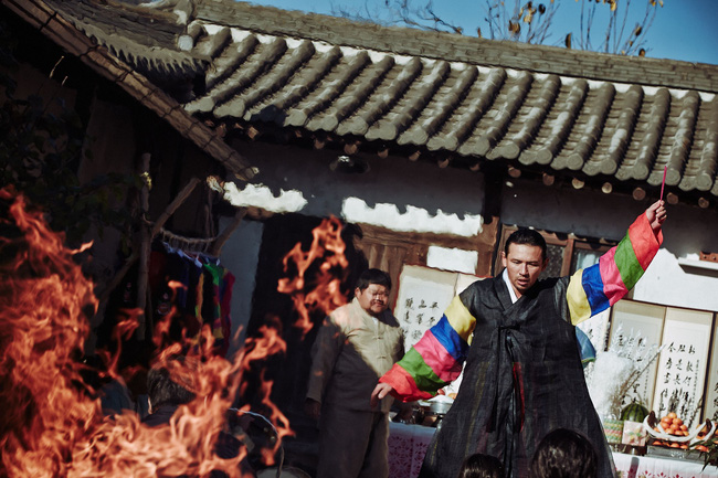 Đạo diễn Ridley Scott lên kế hoạch làm lại siêu phẩm kinh dị The Wailing của Hàn Quốc - Ảnh 3.