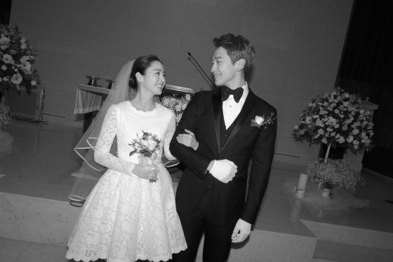  Kim Tae Hee diện váy cưới không nhãn hiệu còn Bi (Rain) mặc vest cũ trong ngày cưới 19/1. 