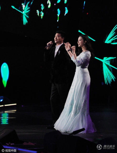  Hai cha con Phạm Băng Băng trình diễn trong chương trình mừng năm mới của đài truyền hình Bắc Kinh, Trung Quốc, tối 23/1. Đây là lần đầu tiên cha ruột của nữ diễn viên xinh đẹp tham gia một chương trình nghệ thuật nhưng ông không hề bị khớp. 