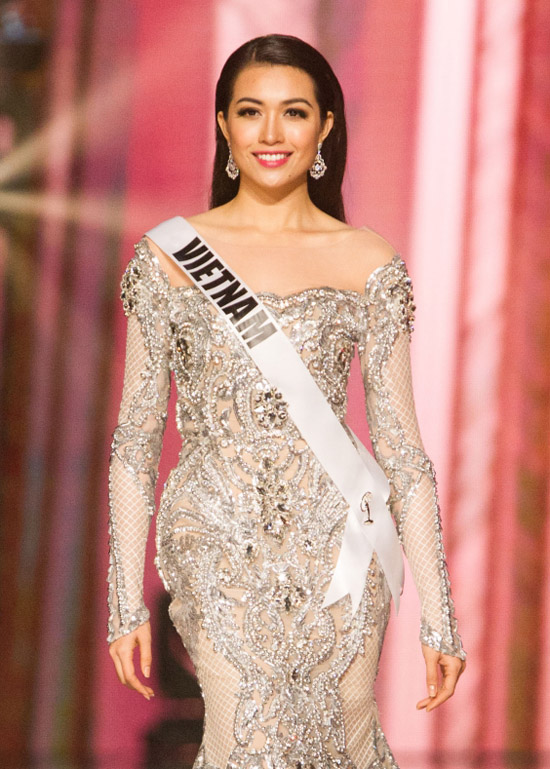 le-hang-chan-sung-rop-khi-trinh-dien-o-ban-ket-miss-universe-4