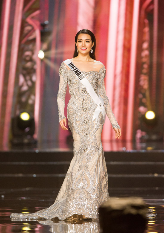 le-hang-chan-sung-rop-khi-trinh-dien-o-ban-ket-miss-universe-5