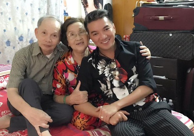 “Mình cũng có bố mẹ nè nha Dương Triệu Vũ”, Đàm Vĩnh Hưng hào hứng khi chụp ảnh cùng bố mẹ của Hoài Linh và Dương Triệu Vũ