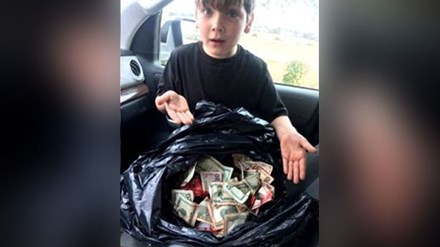 Griffin bên bọc tiền tìm thấy cạnh thùng rác.