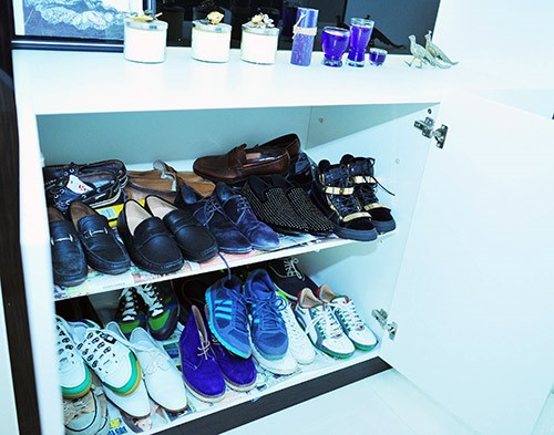 Tủ giày khá đơn giản chỉ chủ yếu là giày thể thao và giày lười.