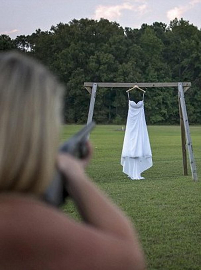 Rachel Spencer phá hủy váy cưới bằng một chiếc súng trường