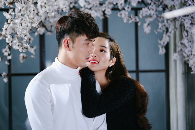 Ưng Hoàng Phúc âu yếm Kim Cương trong MV mới