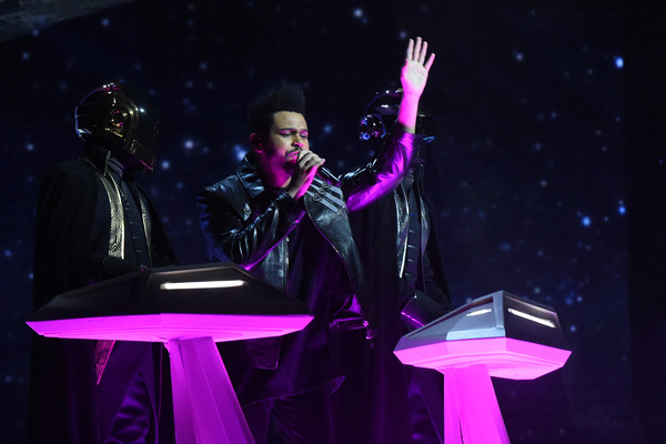  Nghệ sĩ người Pháp - Daft Punk và The Weeknd có màn song ca tuyệt vời trên sân khấu. 