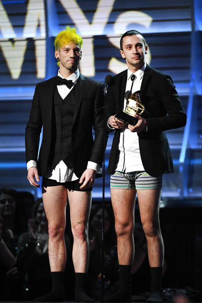  Josh Dun (trái) và Tyler Joseph của Twenty One Pilots diện trang phục quái lên sân khấu nhận giải thưởng Cặp song ca nhạc Pop hay nhất. 