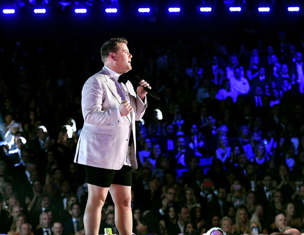  MC James Corden của chương trình gây sốc với trang phục không giống ai trên sân khấu. 