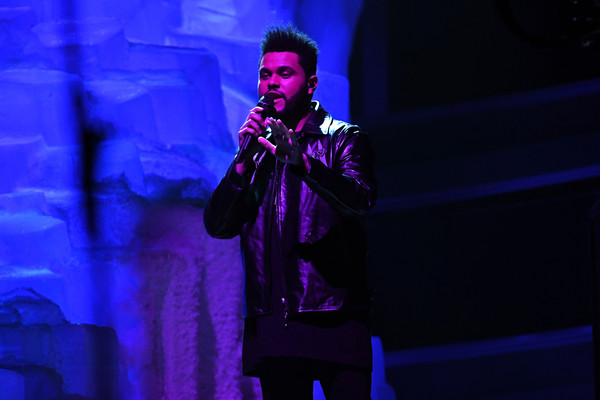  The Weeknd biểu diễn trên sân khấu Grammy 2017 