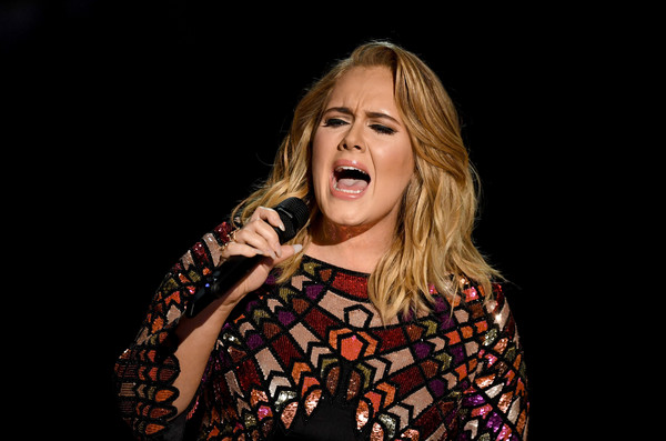  Adele trình diễn mở màn tại lễ trao giải Grammy năm 2017, ngày 13/2 (giờ Việt Nam). 