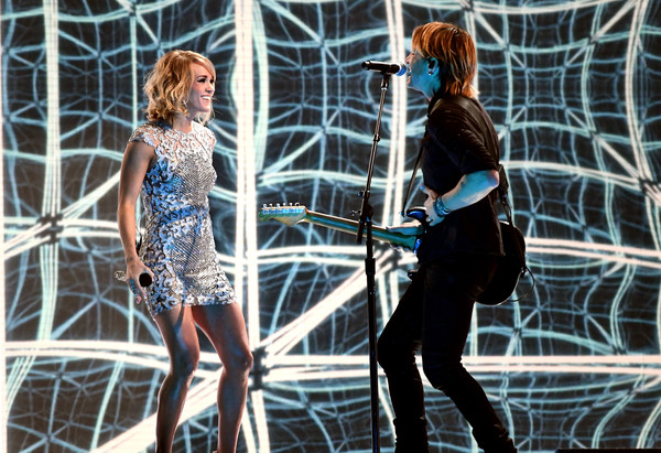  Hai ngôi sao nhạc đồng quê - Keith Urban và Carrie Underwood trình diễn trên sân khấu Grammy 2017. 