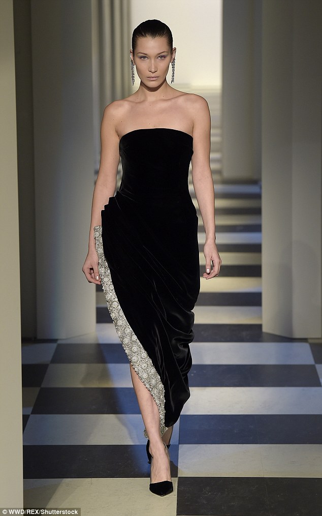  Bella Hadid nổi bật khi trình diễn cho Oscar de la Renta tại New York ngày 14/2 vừa qua 