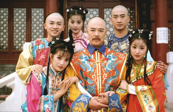  Triệu Vy, Tô Hữu Bằng, Lâm Tâm Như và Phạm Băng Băng bắt đầu nổi tiếng từ bộ phim truyền hình Hoàn châu cách cách (năm 1997). 