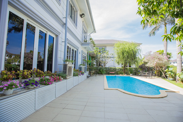 Căn nhà được thiết kế bể bơi và những góc lãng mạn để gia đình Hồ Quỳnh Hương thư giãn sau những giờ làm việc mệt mỏi.