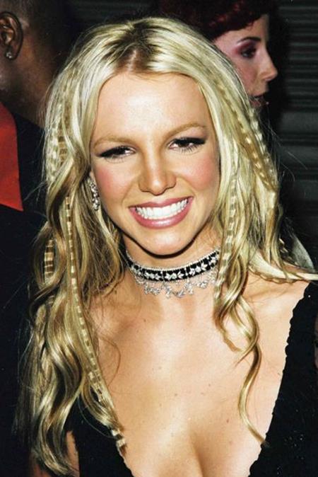Ở tuổi 18, Britney Spears đã khiến cả làng nhạc phải trầm trồ khi có chuyến lưu diễn đầu tiên vòng quanh thế giới cùng một màn xuất hiện bốc lửa tại thảm đỏ lễ trao giải MTV Awards 2000