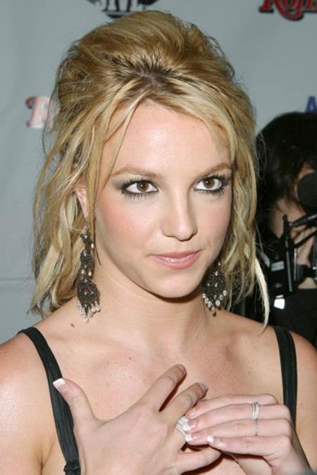 … hay trong lúc dự tiệc thì vẻ bề ngoài xinh đẹp, cá tính của Britney Spears đều rất được lòng người hâm mộ
