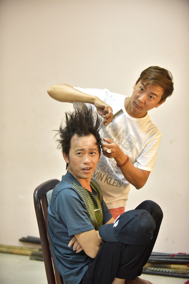 Mái tóc trước khi hoàn thành của danh hài Hoài Linh khá hài hước khi được đựng đứng hết lên.