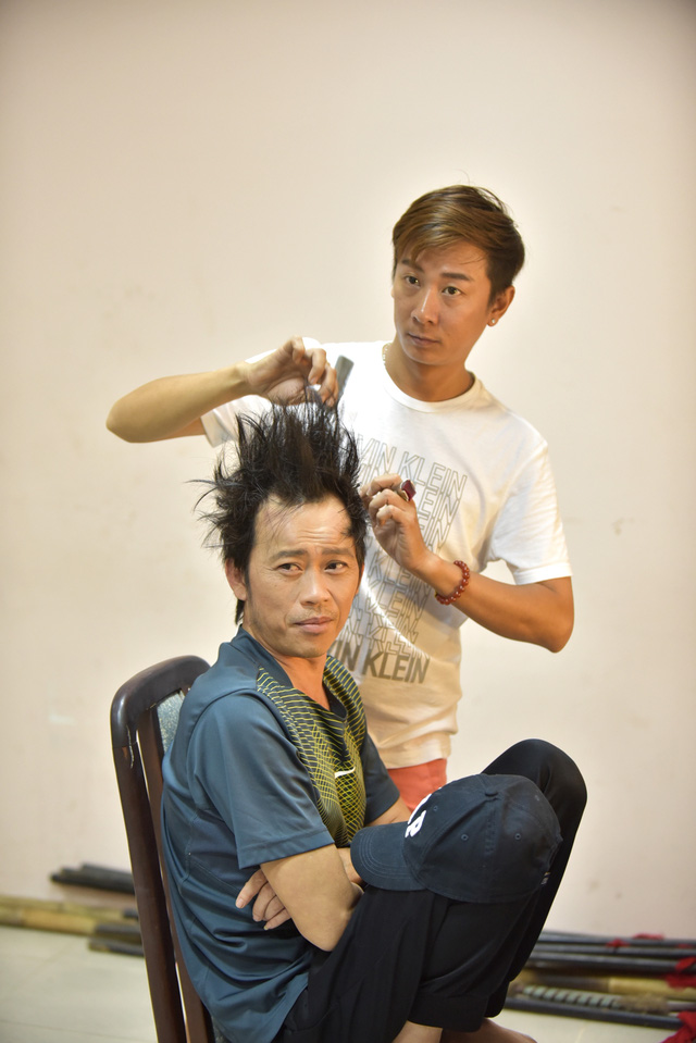 Danh hài “đòi” làm tóc sao cho giống ca sĩ hải ngoại Mạnh Quỳnh.