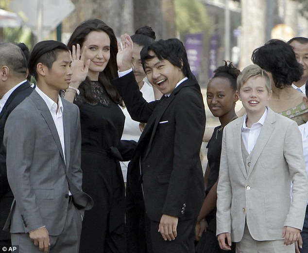 Chúng tôi sẽ luôn là một gia đình - Angelina Jolie lần đầu nói về cuộc ly hôn với Brad Pitt - Ảnh 2.