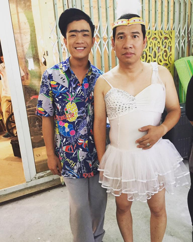 Mới đây nam diễn viên hài Đỗ Duy Nam (bên trái) bất ngờ chia sẻ hình ảnh nghệ sĩ hài Quang Thắng (phải) vô cùng “xinh đẹp” với dòng chú thích khiến người hâm mộ bật cười thích thú: “Một lần nhìn nhẹ cũng làm tim ai xao xuyến”.