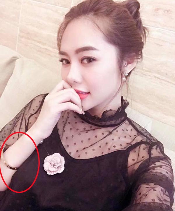 Linh Chi thường xuyên đeo chiếc vòng hàng hiệu, có giá trăm triệu do Lâm Vinh Hải tặng.