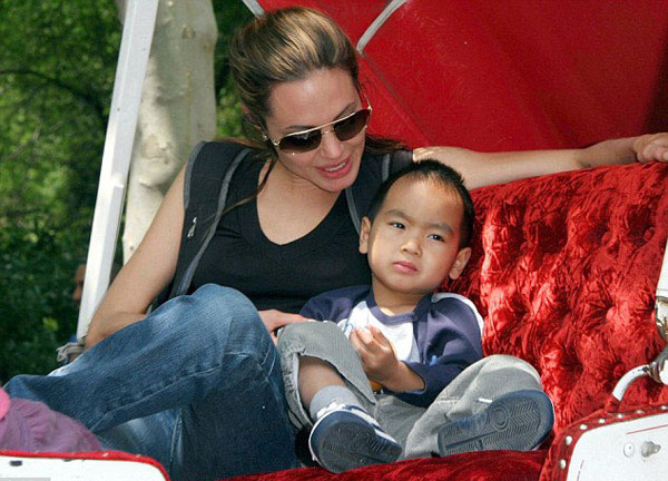Tháng 6/2005, Maddox và mẹ dạo chơi trên xe ngựa ở New York khi Angelina đang quảng bá phim Mr. and Mrs. Smith.