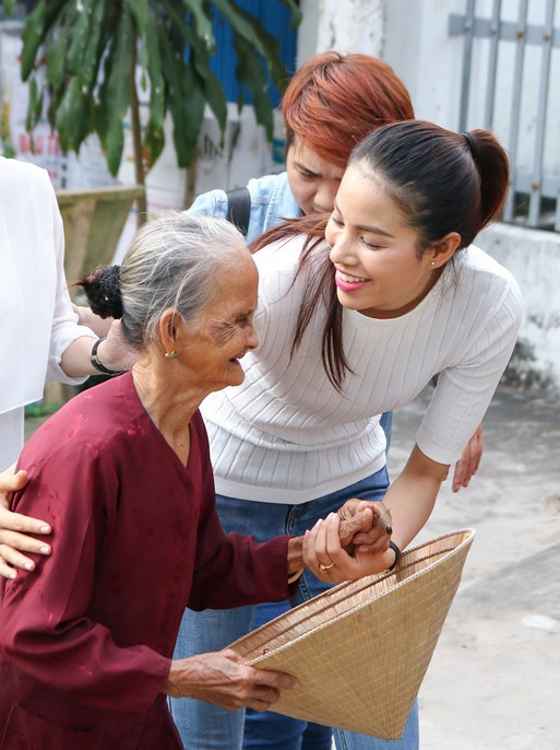 Hình ảnh thân thiện và gần gũi của Phạm Hương trong các chuyến đi từ thiện