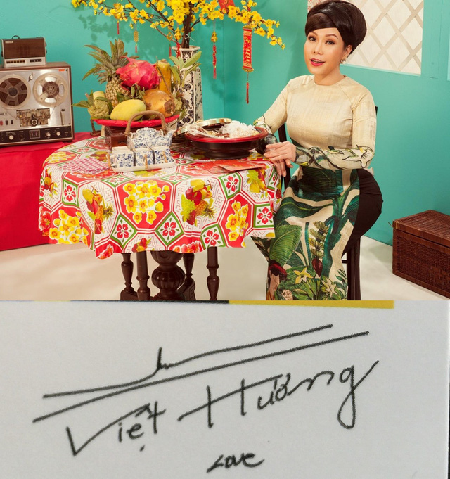 Danh hài Việt Hương có nét chữ phóng khoáng.