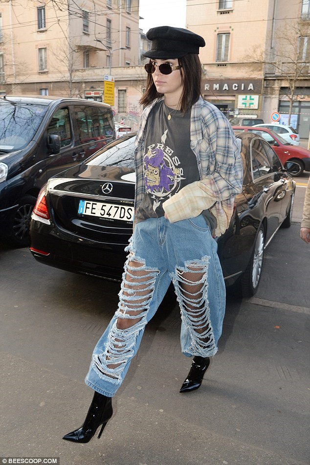Kendall Jenner lang xe mot quan rach tren pho Milan hinh anh 1