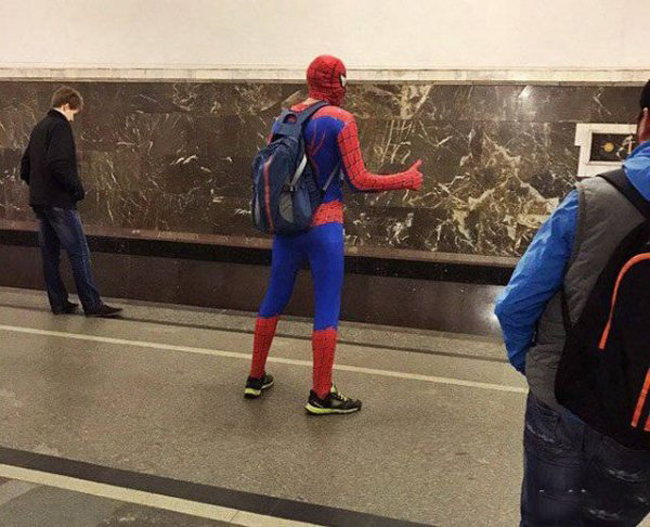 Ô hay, 'Người nhện' mà lại phải chờ tàu điện ngầm sao?