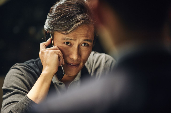 Ông trùm: Khi chú già Lee Byung Hun lấn án cả 2 trai trẻ ngời ngời sắc vóc - Ảnh 3.