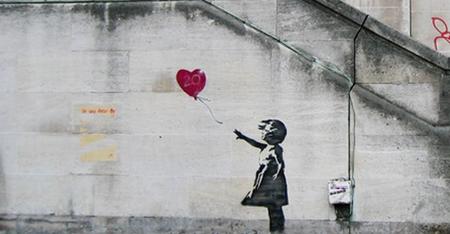 Nghệ sĩ graffiti, nhà hoạt động chính trị, đạo diễn phim và họa sĩ người Anh, Banksy vẫn luôn giấu kín danh tính của mình và khi được đề cử giải Oscar cho Phim tài liệu hay nhất với bộ phim “Exit through the gift shop”, Banksy đã lựa chọn không tới lễ trao giải thay vì phải công khai danh tính.