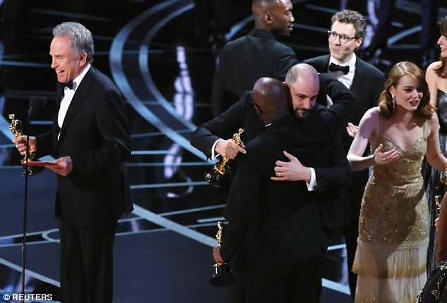  Emma Stone và các đồng nghiệp lên sân khấu nhận giải nhưng phải đi xuống trong hụt hẫng 