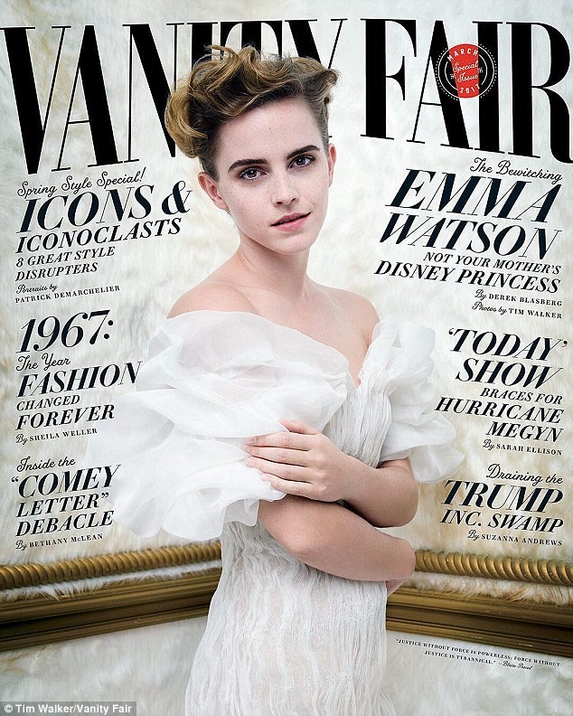 Emma Watson lan dau mac trang phuc nong bong hinh anh 1
