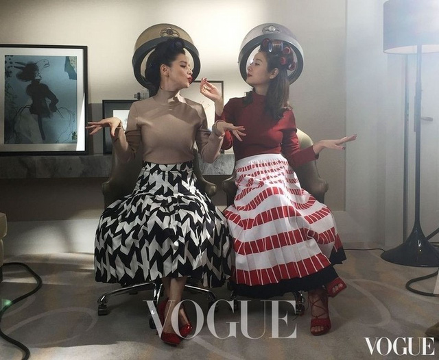  Lâm Tâm Như và cô bạn thân Từ Nhược Tuyên tung hứng trong bộ ảnh trên tạp chí Vogue. 