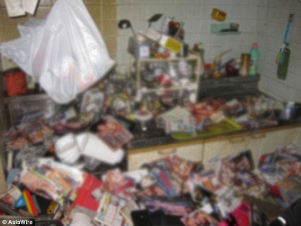 Bên trong căn hộ của ông Joji tràn ngập tạp chí khiêu dâm, tổng khối lượng lên đến hơn 6 tấn