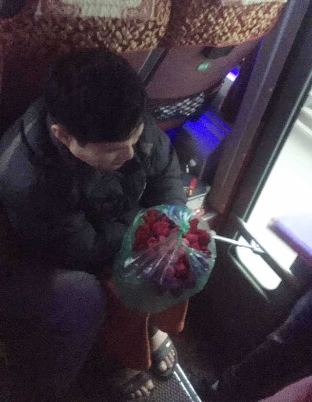  Hình ảnh người đàn ông nâng niu bó hoa hồng trên xe khách. Ảnh: NVCC 