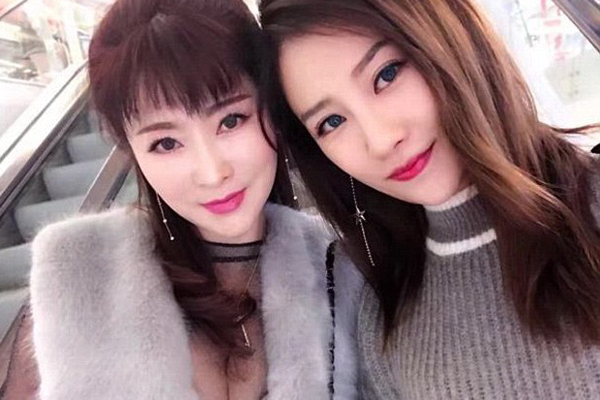 Mẹ 50 tuổi bị nhầm là chị của con gái vì quá trẻ đẹp