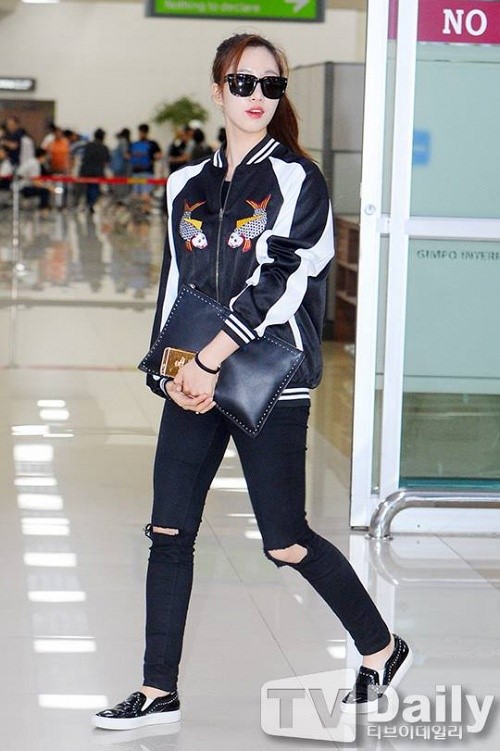 Dien bomber jacket sanh dieu nhu sao chau A hinh anh 12