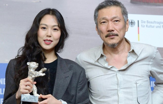  Bộ phim “On the Beach At Night Alone” của đạo diễn Hong Sang Soo đã mang về cho bạn gái, Kim Min Hee, giải thưởng sư tử bạc dành cho Nữ diễn viên chính xuất sắc nhất tại LHP quốc tế Berlin năm 2017. 
