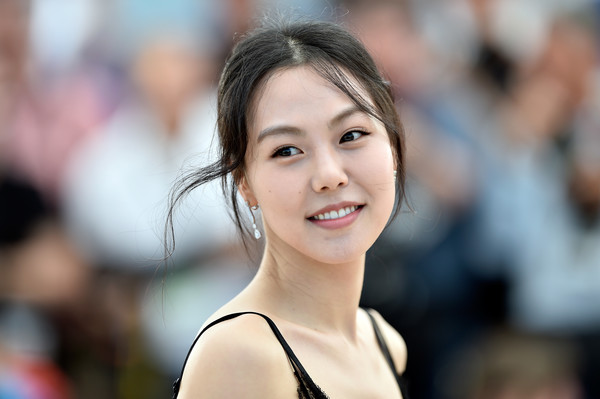  Nữ diễn viên hạng A của Hàn Quốc bị dư luận tẩy chay nặng nề vì trở thành người thứ ba phá vỡ gia đình đạo diễn Hong Sang Soo. 