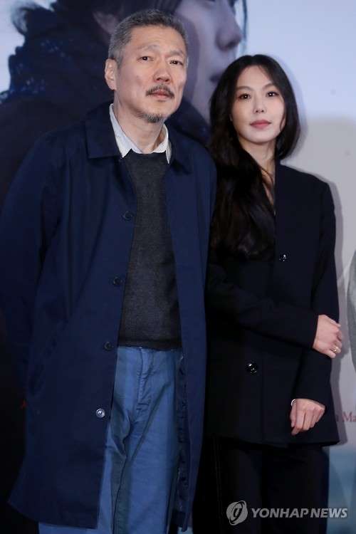  Kim Min Hee và đạo diễn Hong Sang Soo tham dự buổi họp báo giới thiệu phim tại Seoul, Hàn Quốc, ngày 13/3. 